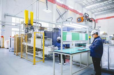 在忙碌中綻放 化妝品生產(chǎn)車間的一天